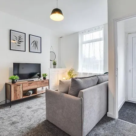 Stylish & Vibrant 2 Bedroom *