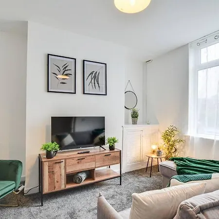 Stylish & Vibrant 2 Bedroom *