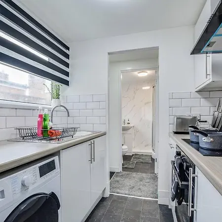 Stylish & Vibrant 2 Bedroom