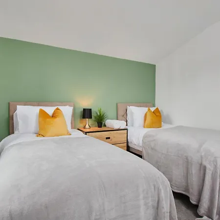 Stylish 5-bedroom Retreat Sleeps 9 By Purestay *