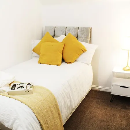 Cosy Spacious 4 Bedroom Town House With Shared Bathrooms, Living Space, Kitchen And Garden *