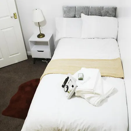 Cosy Spacious 4 Bedroom Town House With Shared Bathrooms, Living Space, Kitchen And Garden Apartment