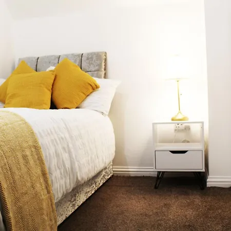 Cosy Spacious 4 Bedroom Town House With Shared Bathrooms, Living Space, Kitchen And Garden *