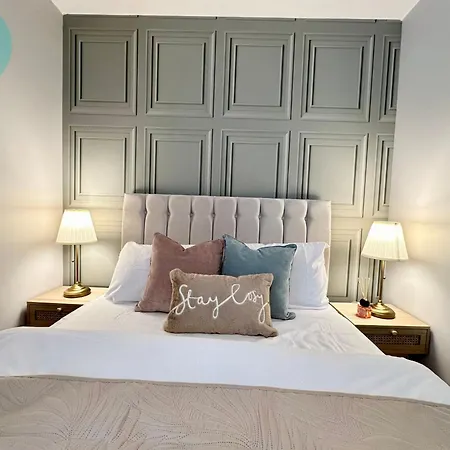 Chic 2br Sleeps 5 Free Parking Near Apartment Manchester