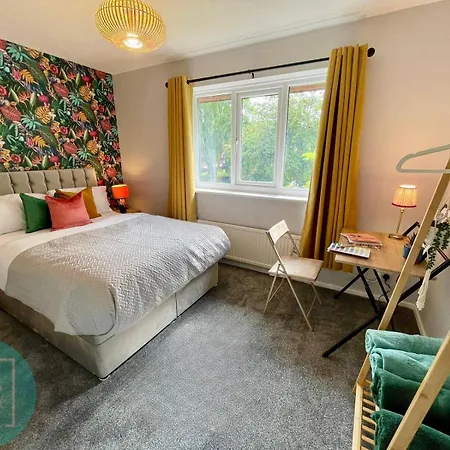 Chic 2br Sleeps 5 Free Parking Near Apartment Manchester