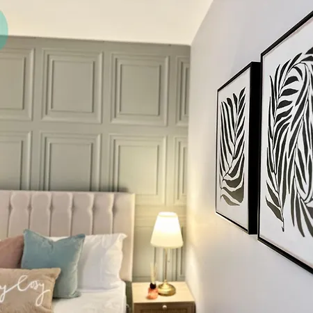 Chic 2br Sleeps 5 Free Parking Near Apartment