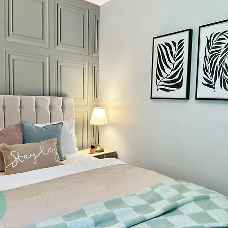 Chic 2br Sleeps 5 Free Parking Near Apartment