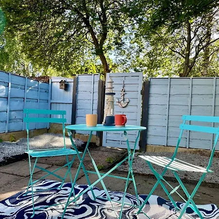 Chic 2br Sleeps 5 Free Parking Near Apartment *