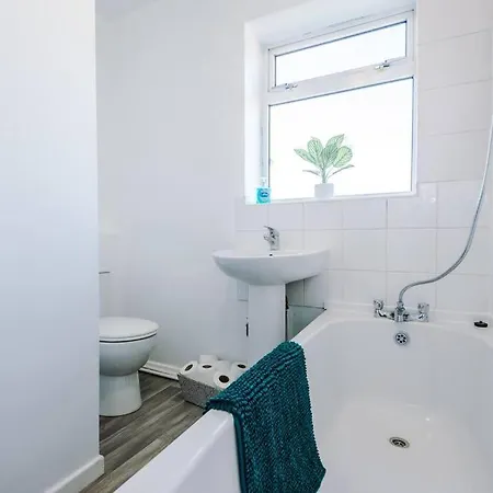 Cosy & Bright 2 Bedroom House *