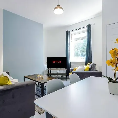 Cosy & Bright 2 Bedroom House *