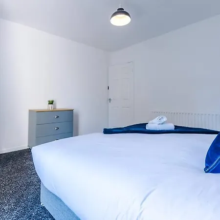 Cosy & Bright 2 Bedroom House Manchester