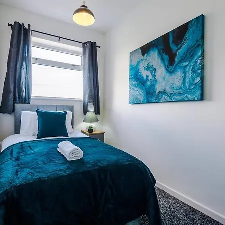 Cosy & Bright 2 Bedroom House * Manchester