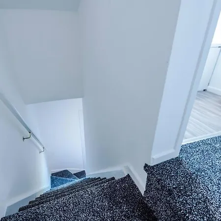 Cosy & Bright 2 Bedroom House Apartment *
