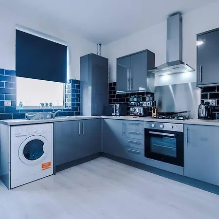 Cosy & Bright 2 Bedroom House *
