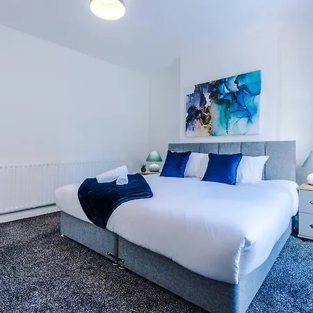 Cosy & Bright 2 Bedroom House Manchester