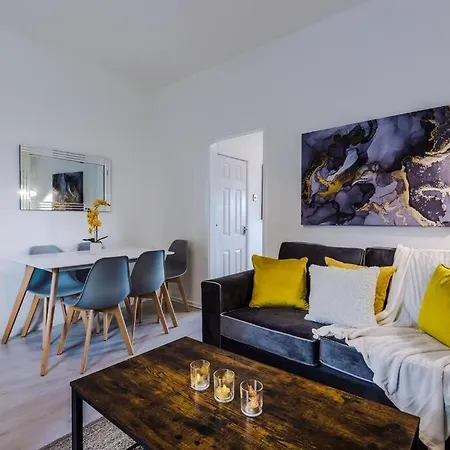 Cosy & Bright 2 Bedroom House Manchester
