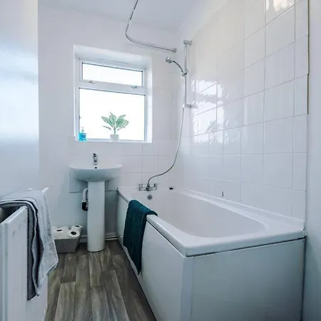 Cosy & Bright 2 Bedroom House *