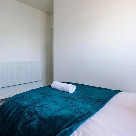 Cosy & Bright 2 Bedroom House Apartment