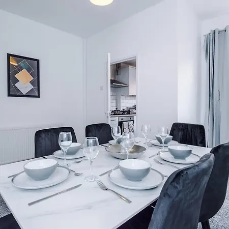 Luxurious Living 2 Bedroom *