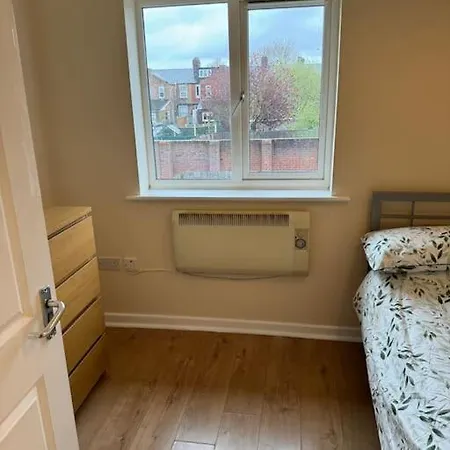 Apartment Modern, Quiet, Sleeps 9, Etihad, Coop Live,