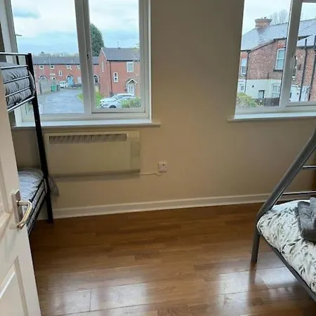 Apartment Modern, Quiet, Sleeps 9, Etihad, Coop Live, Manchester
