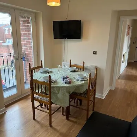 Apartment Modern, Quiet, Sleeps 9, Etihad, Coop Live, *