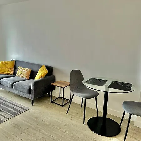 Amazing 1 Bedroom Flat With Balcony Views To The 19th Floor *