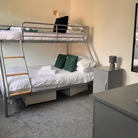 Semesterbostad Spacious Near United Stadium - Pass The Keys *