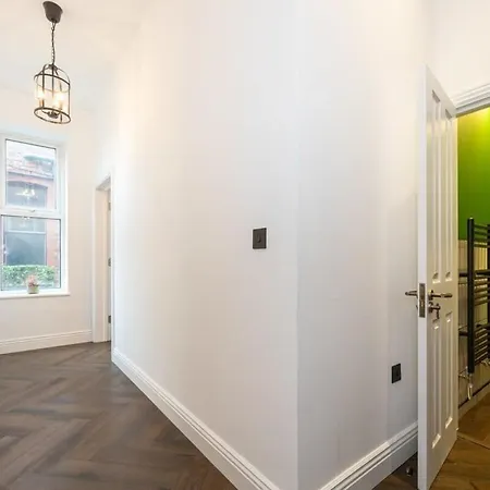 Stunning Luxury Spacious - 5 Bedrooms - Rest & Recharge In *