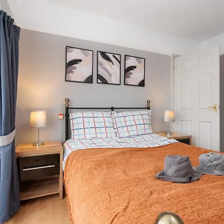 Elegant 3-bedroom Retreat Free Parking Keenzchillz شقة *
