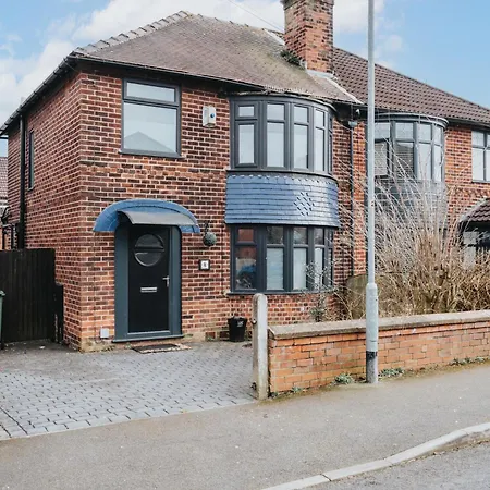 Elegant 3-bed Haven With Free Parking