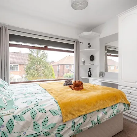 Elegant 3-bedroom Retreat Free Parking Keenzchillz شقة