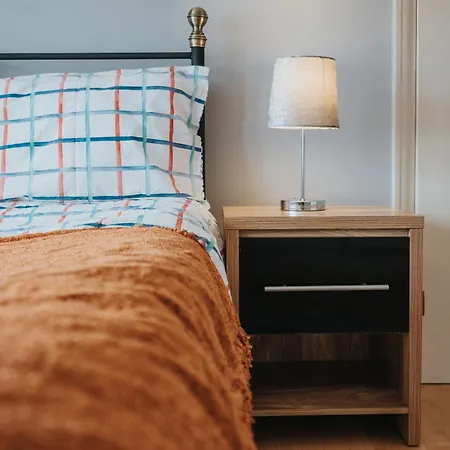 Apartment Elegant 3-bedroom Retreat Free Parking Keenzchillz Manchester