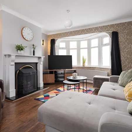 Hotel Elegant 3-bed Haven With Free Parking 4*