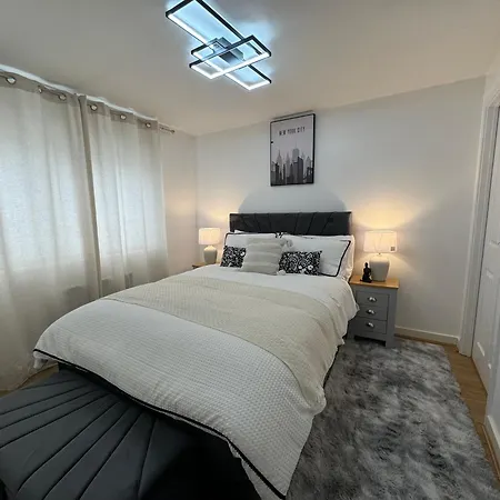 New Modern Townhouse Free Parking