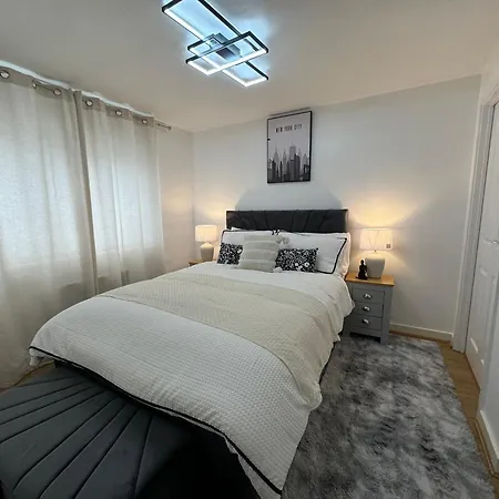 New Modern Townhouse Free Parking Holiday home