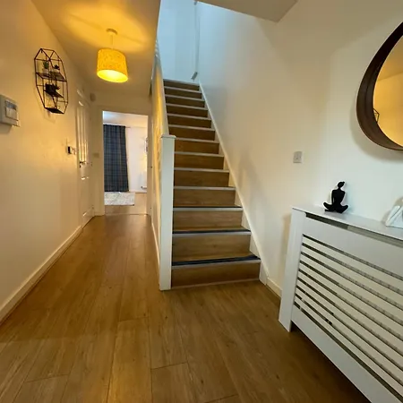 New Modern Townhouse Free Parking *