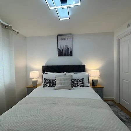 New Modern Townhouse Free Parking *