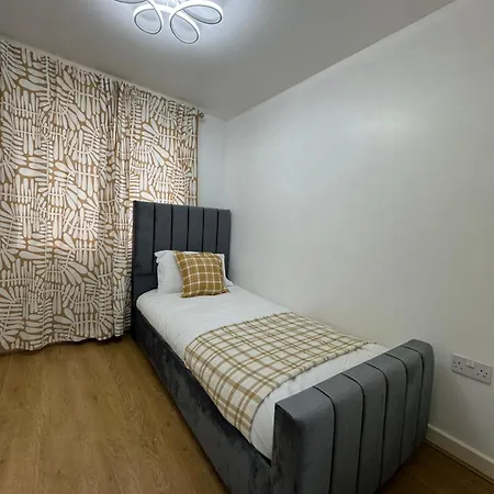 New Modern Townhouse Free Parking Holiday home