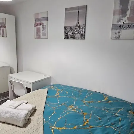 New Luxury 3 Bedroom House Next To Coop Stadium & Man Stadium 펜션 *