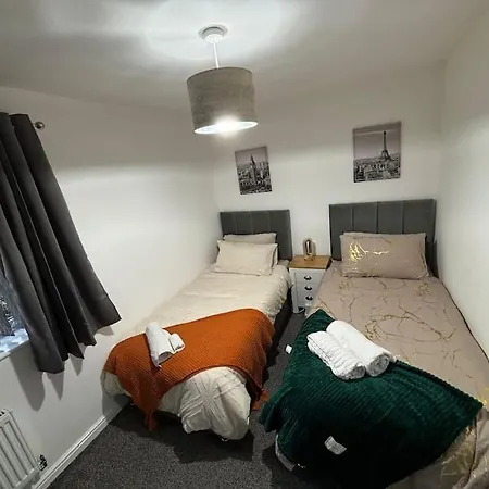 New Luxury 3 Bedroom House Next To Coop Stadium & Man Stadium Prázdninový dům
