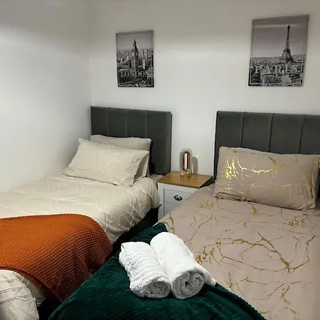 New Luxury 3 Bedroom House Next To Coop Stadium & Man Stadium Prázdninový dům