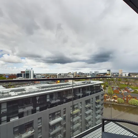 New! 2 Bedroom Flat In Waters By With Us, Perfect For Families, Couples & Groups, Free Private Parking! * Manchester