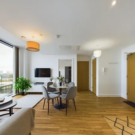 New! 2 Bedroom Flat In Waters By With Us, Perfect For Families, Couples & Groups, Free Private Parking! Manchester