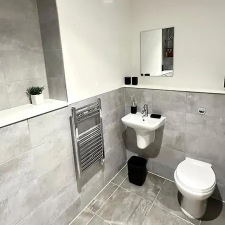 Spacious 2 Bed In Mediacity And The Quays With Parking *