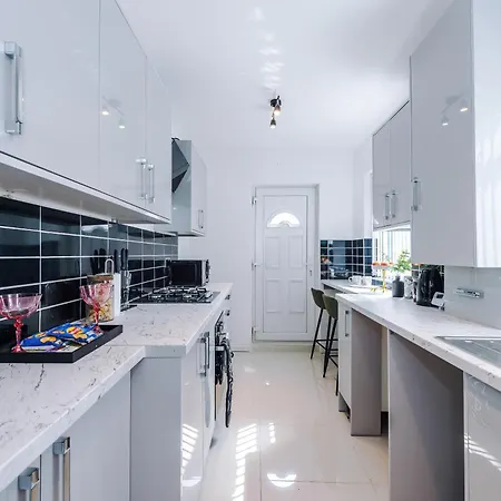 Funky 3 Bed House - Salford *