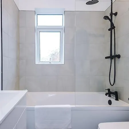 Trendy 3br Pad In Holiday home Manchester
