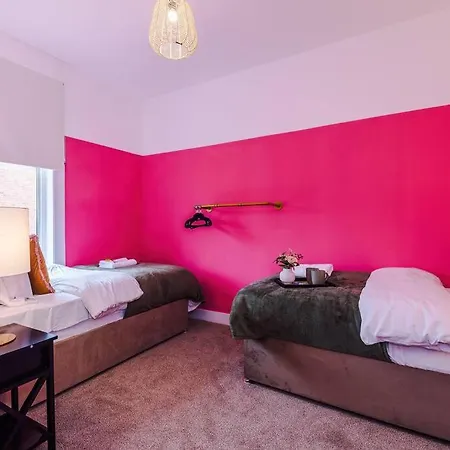 Trendy 3br Pad In *