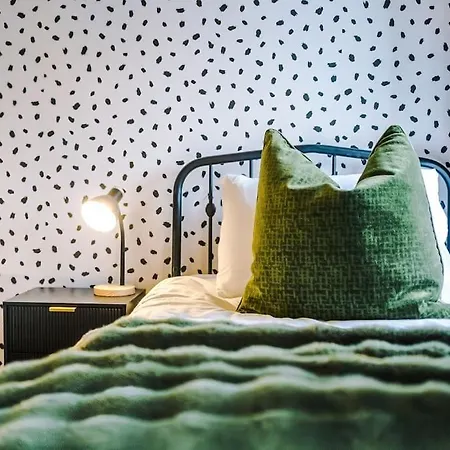 Trendy 3br Pad In Manchester