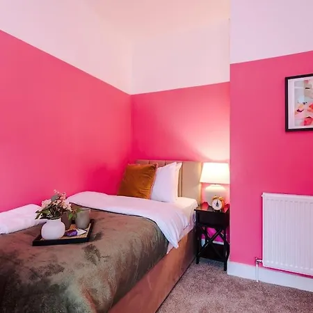 Trendy 3br Pad In Manchester